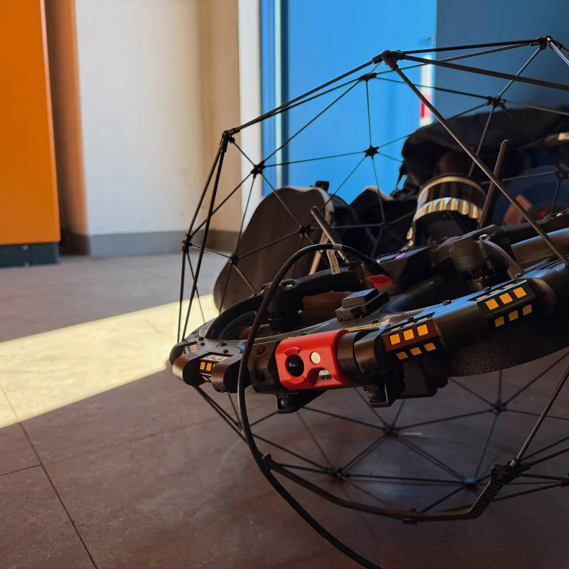 Flyability ELIOS 33 indoorDrohne werkstattboden
