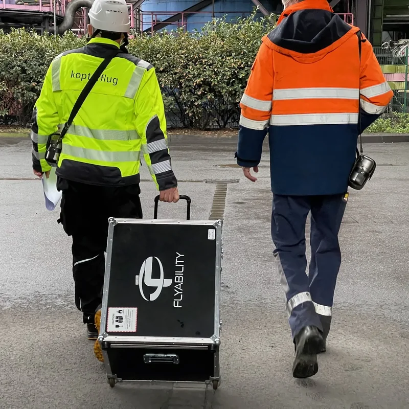 Dipl.-Ing. Karsten Lehrke und Kunde mit Flyability ELIOS 3 transportkoffer